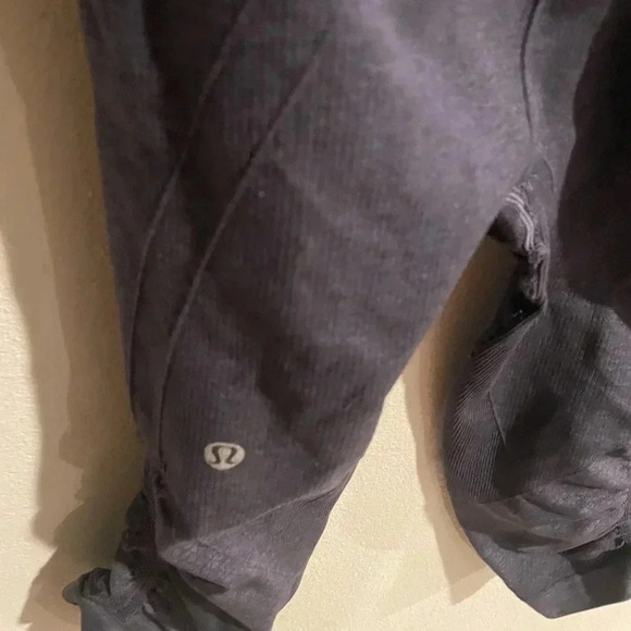 Lululemon in the flow crop II leggings size 4 - Picture 5 of 6